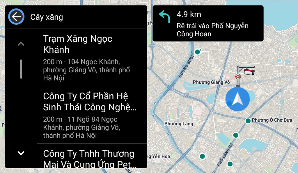 Tìm cây xăng trên màn hình xe